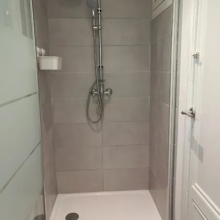 Le Jardin Cafe בית אירוח