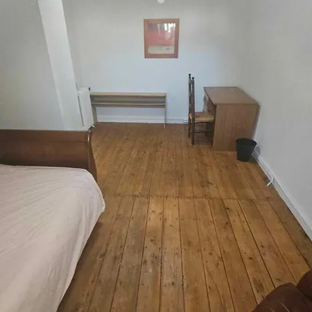 Le Jardin Cafe בית אירוח